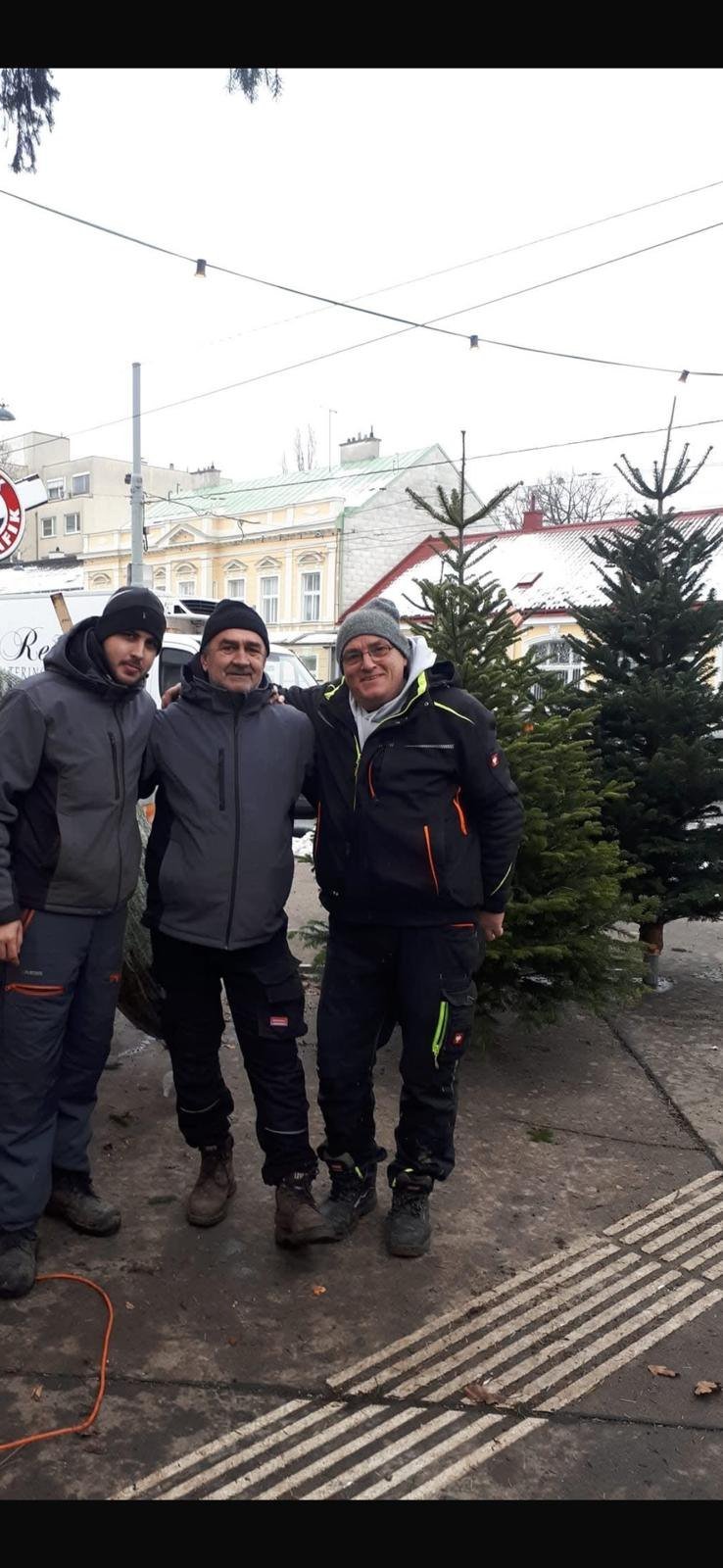 Das Team des Familienbetriebs vor den Nordmanntannen am Verkaufsplatz in 1130 Wien